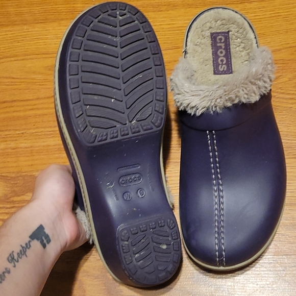 W9 Crocs - Picture 3 of 3